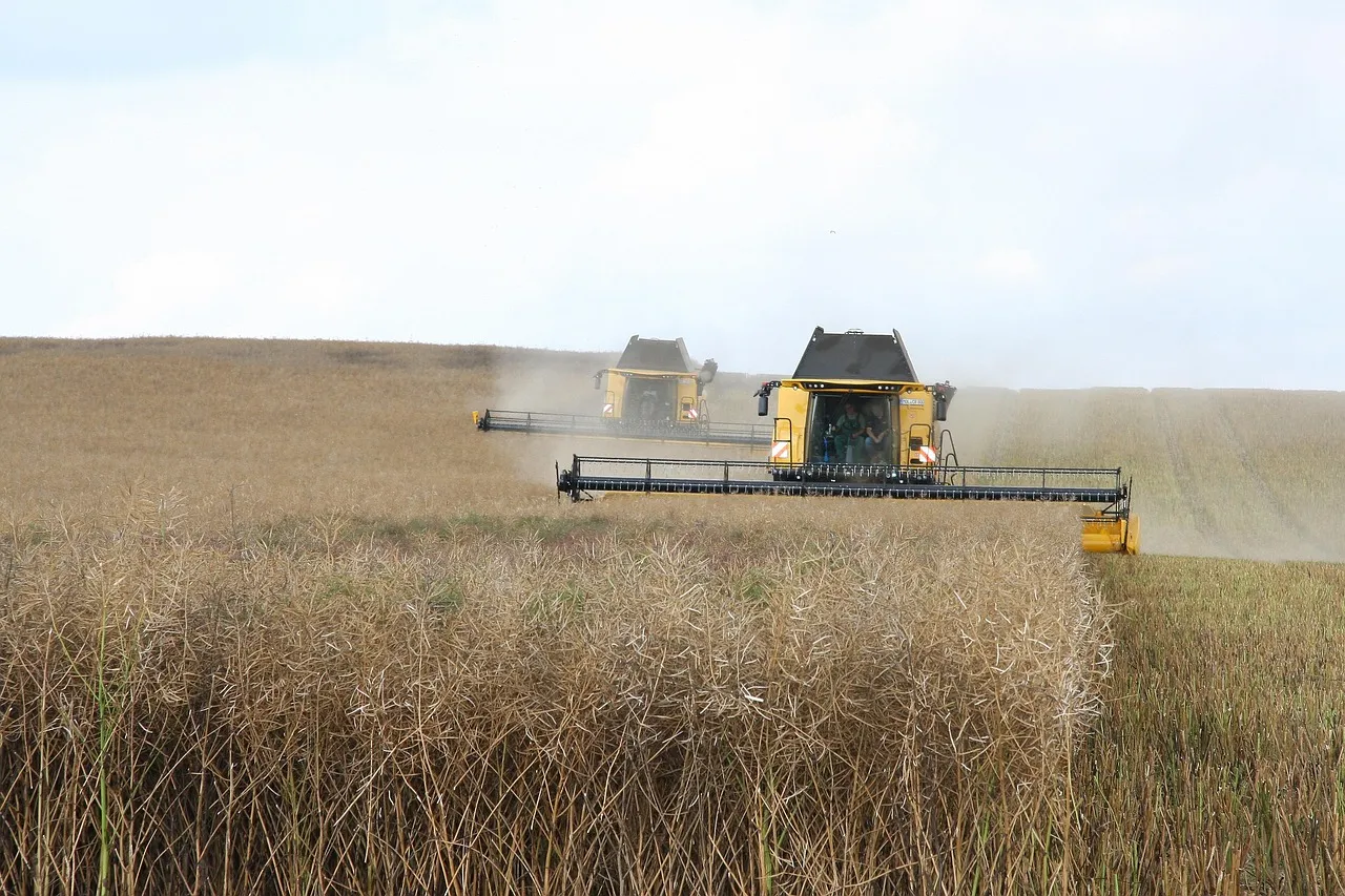 Página web de maquinaria agrícola en un monitor